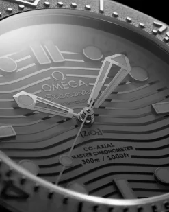 43.5 mm, black ceramic on rubber strap^OMEGA Hot