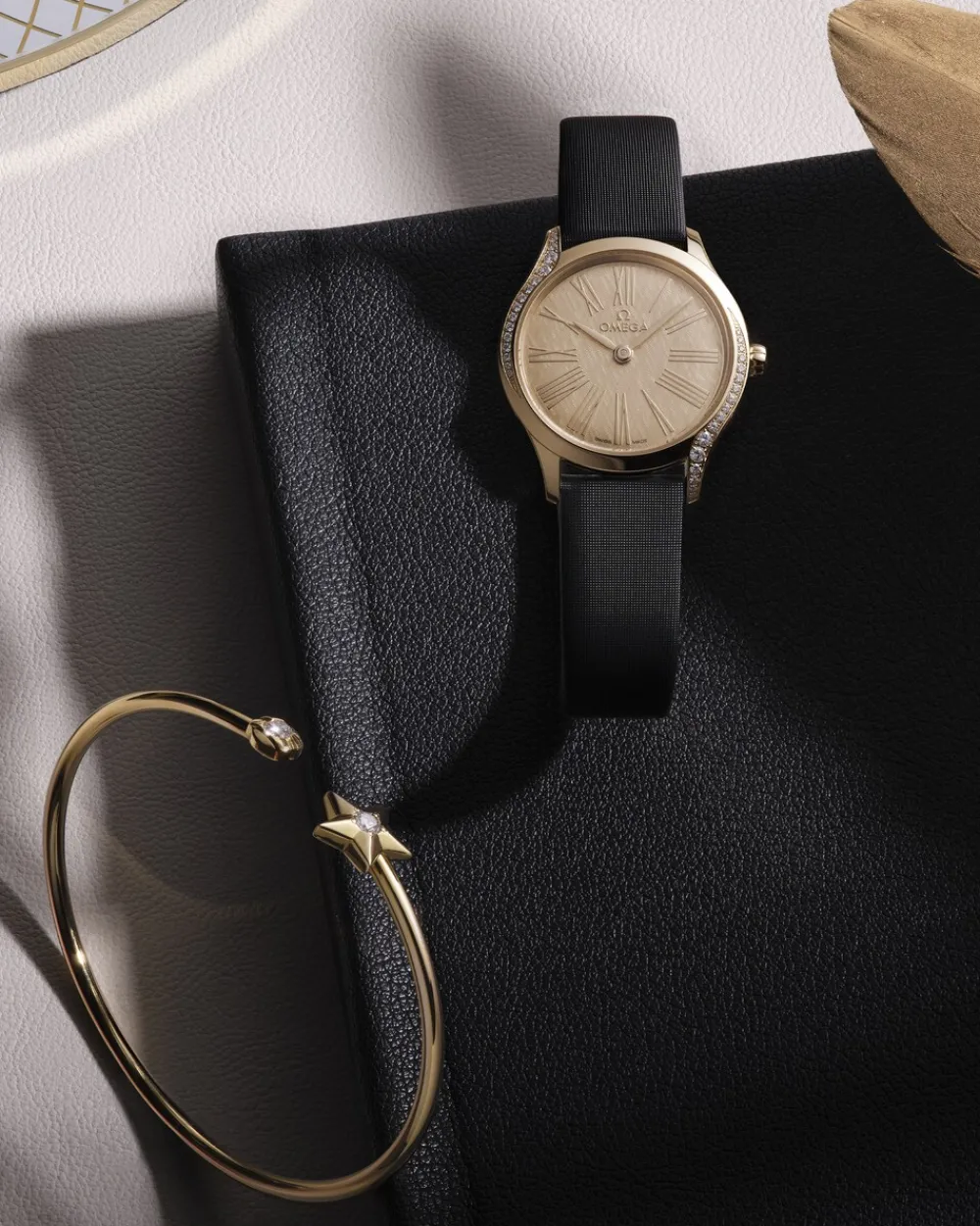 26 mm, Moonshine™ gold on fabric strap^OMEGA Fashion