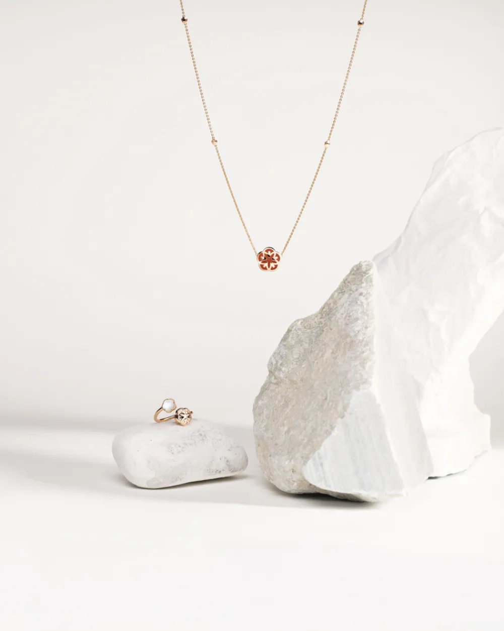 Ring, 18k red gold, mother‑of‑pearl^OMEGA Clearance